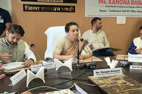 सांसद कंगना रनौत ने मंडी में विकास कार्यों में लापरवाही पर जताया रोष