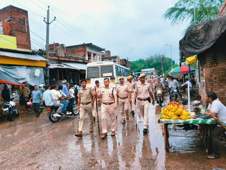 सरमथुरा निकाय चुनाव के लिए पुलिस फ्लैग मार्च