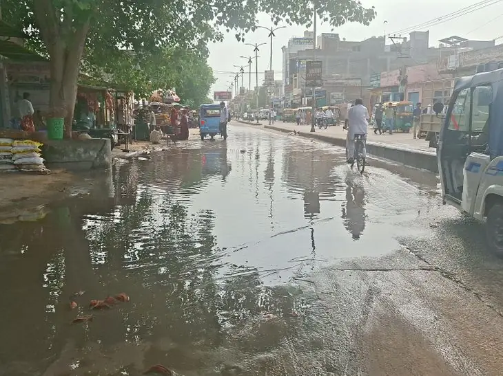 सरदारशहर मुख्य बाजार में सड़क पर जलभराव से राहगीर और वाहन चालक परेशान