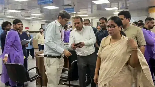 सत्य निकेतन में गिरती इमारत का मलबा