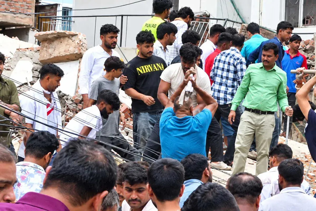 सत्य निकेतन में पांच मंजिला इमारत गिरी, मुख्यमंत्री रेखा गुप्ता मौके पर