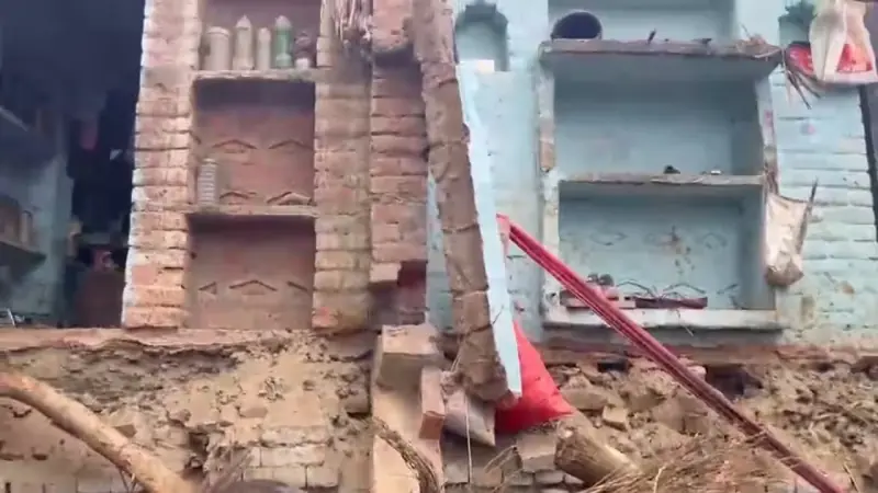 सत्य निकेतन में तीन मंजिला इमारत ढही, मलबे में फंसे कई लोग