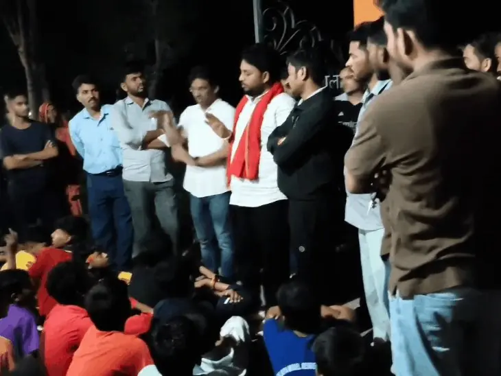 सीमलवाड़ा एकलव्य स्कूल में छात्रों ने व्यवस्थाओं और मारपीट के खिलाफ हंगामा किया