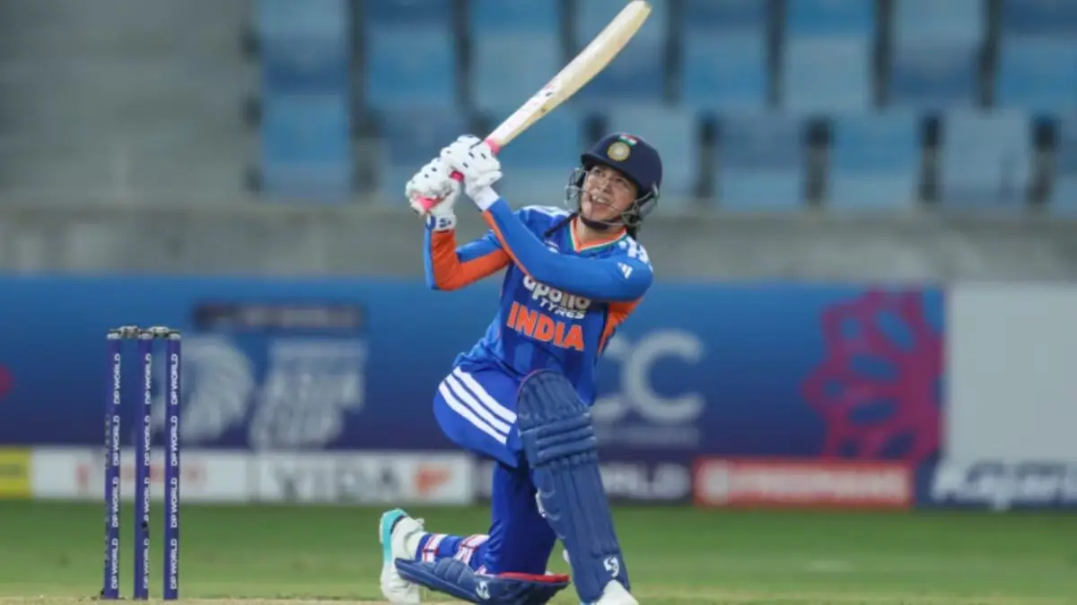 স্মৃতি মন্ধানা মাঠে ব্যাটিং করছেন
