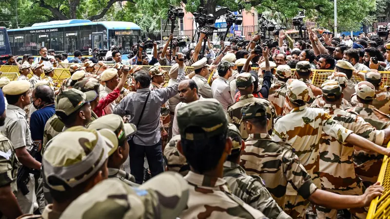 स्वतंत्र भारद्वाज के खिलाफ एससी-एसटी एक्ट, 72 घंटे में गिरफ्तारी की मांग