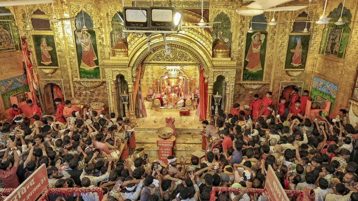 तीन घंटे में 3500 किलो मेहंदी प्रसाद वितरित, भीड़ से ट्रैफिक जाम