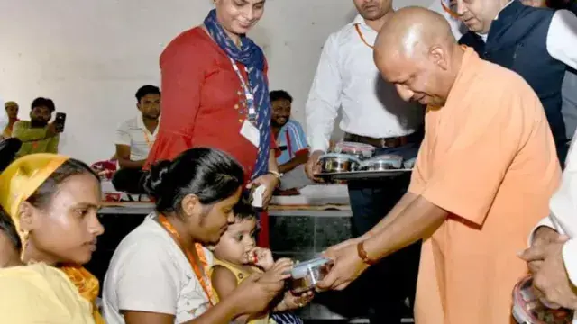 विधायक डॉ. वाचस्पति बाढ़ प्रभावितों से मुलाकात करते हुए