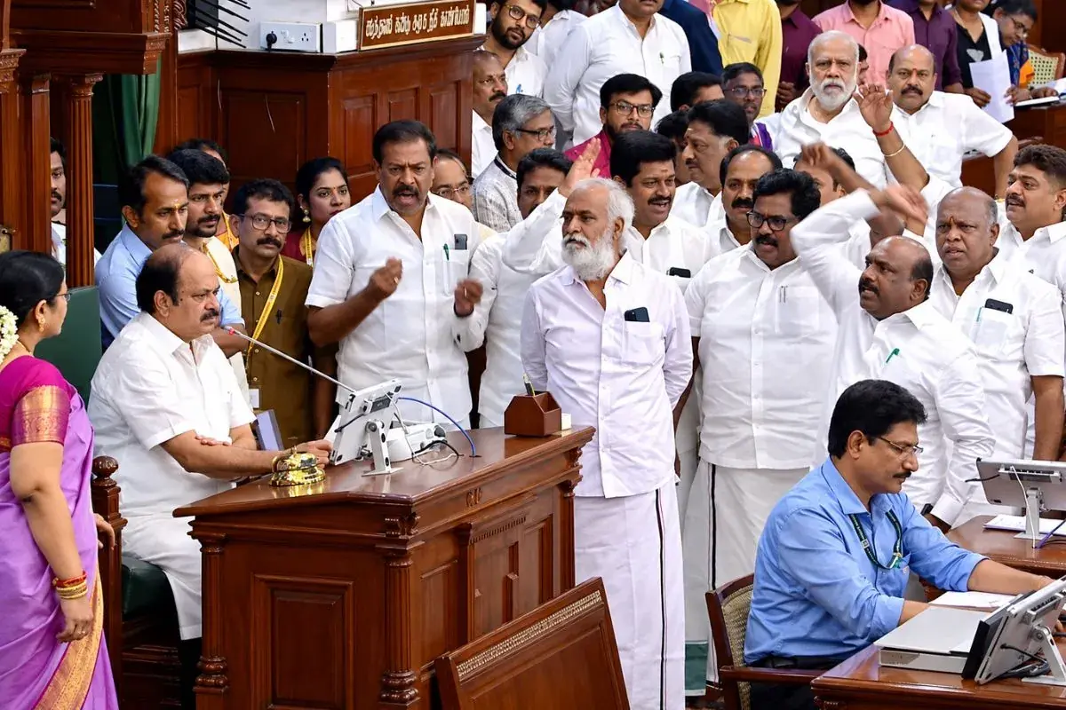 विधायक स्पीकर के सामने बैठ गए, DMK ने किया जोरदार विरोध